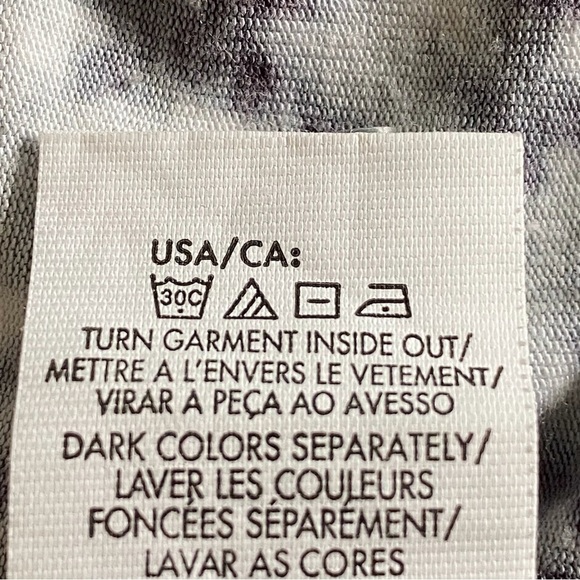 CALVIN KLEIN JEANS white and grey, snakeskin design, jersey t-shirt. Medium. EUC - Picture 12 of 14